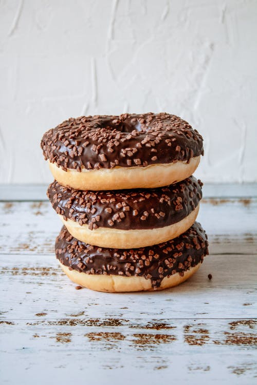 堆积的巧克力甜甜圈的照片 · 免费素材图片
