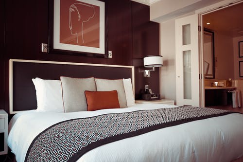 黑色和灰色床罩在床上和枕头上 · 免费素材图片