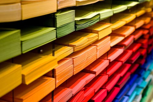 多彩色文件夹堆积 · 免费素材图片