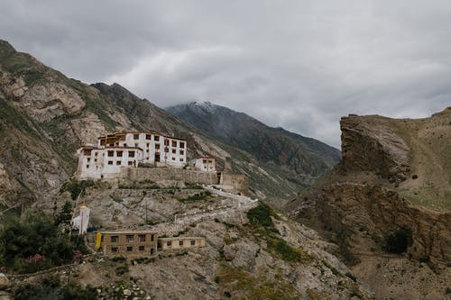 如诗如画的山谷与古代佛教寺院在阴天 · 免费素材图片