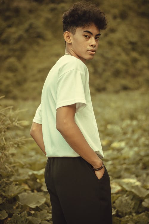 有关双手插在口袋里, 垂直拍摄, 户外的免费素材图片