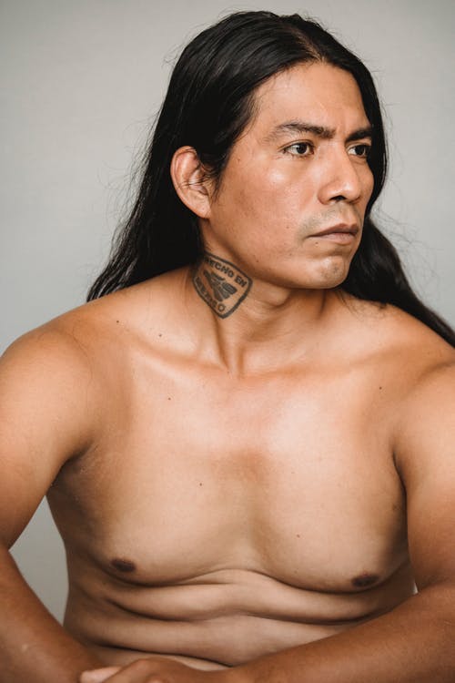 长长的黑发的美国印第安裸体男子 · 免费素材图片