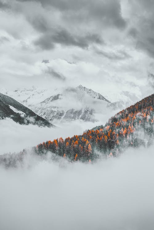 多云的天空下的雪山 · 免费素材图片