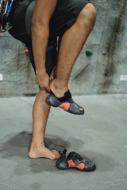 男人穿攀岩鞋 · 免费素材图片