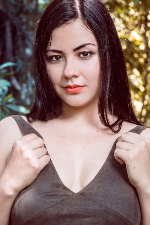 有关女人, 年轻, 拍照片的免费素材图片