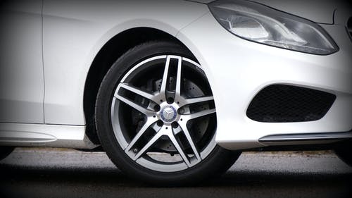 白色梅赛德斯 奔驰5辐轮毂和轮胎 · 免费素材图片