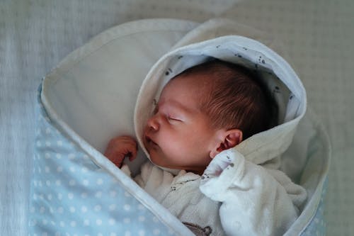 婴儿在白色和蓝色的毯子 · 免费素材图片