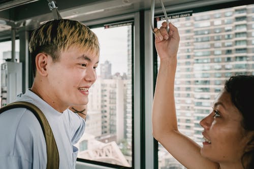 幸福的亚洲夫妇骑索道客舱在现代城市 · 免费素材图片