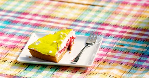 白色茶碟上的黄色和棕色糕点 · 免费素材图片
