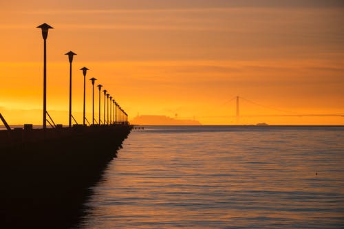 日落时桥的剪影 · 免费素材图片
