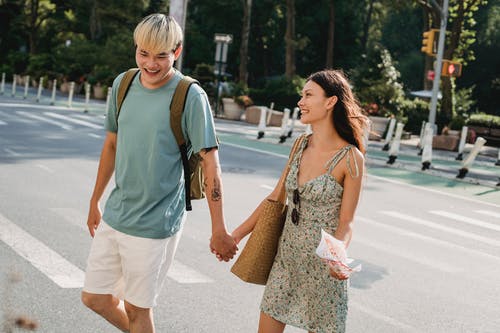 幸福多样的夫妇在人行横道上漫步 · 免费素材图片