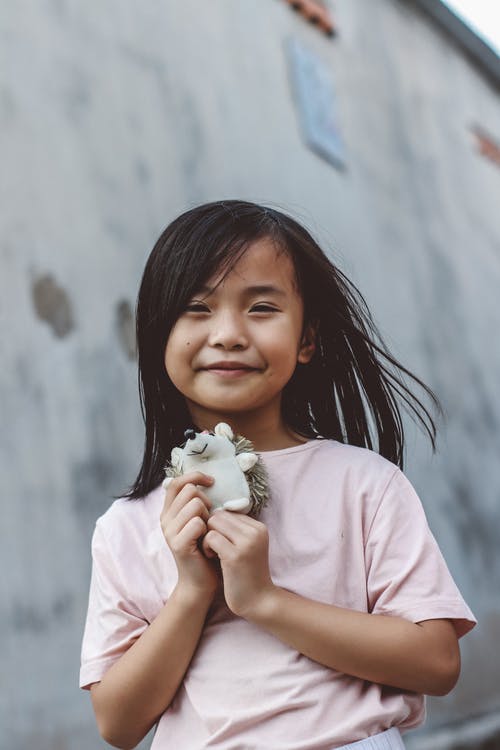 小女孩抱着她的毛绒玩具 · 免费素材图片