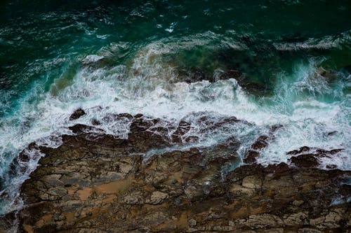 海浪冲向岩石 · 免费素材图片