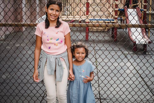 有关微笑, 户外, 牵手的免费素材图片