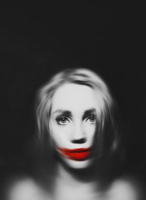 女人穿着红色的嘴唇 · 免费素材图片