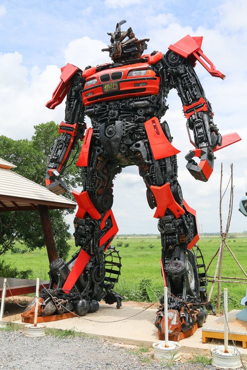 红色和黑色机器人雕像 · 免费素材图片