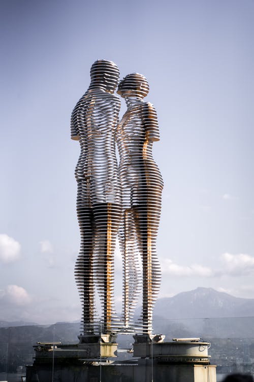 亲吻男人和女人的雕像 · 免费素材图片