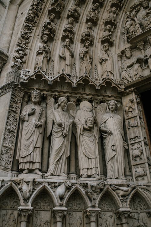 圣徒在教堂的石头入口上的中世纪雕像 · 免费素材图片