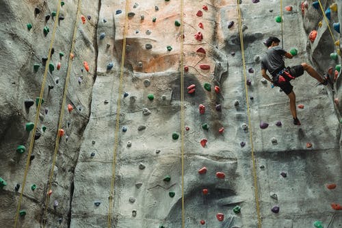 培训期间挂在绳子上的匿名男子 · 免费素材图片