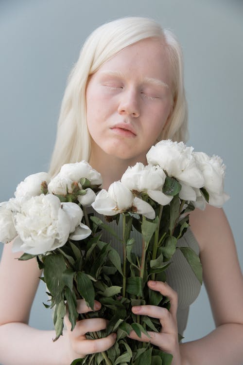 白花的白化女人 · 免费素材图片