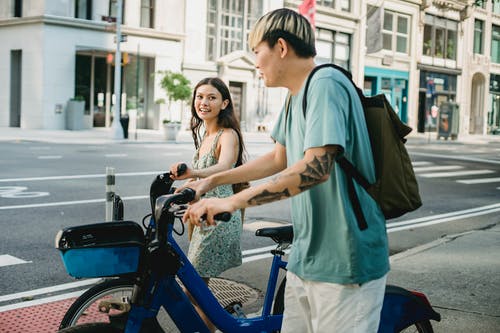 积极夫妇与自行车站在人行横道附近 · 免费素材图片