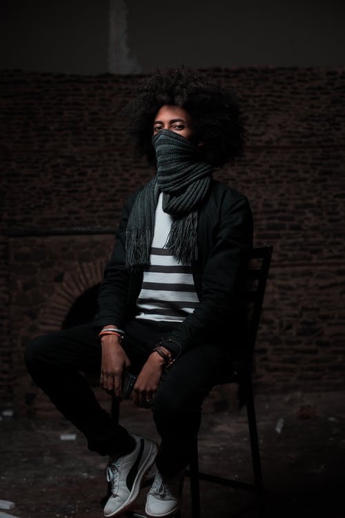 男子坐在椅子上的照片 · 免费素材图片