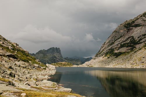 风景如画的大湖，四周是洛矶山脉 · 免费素材图片