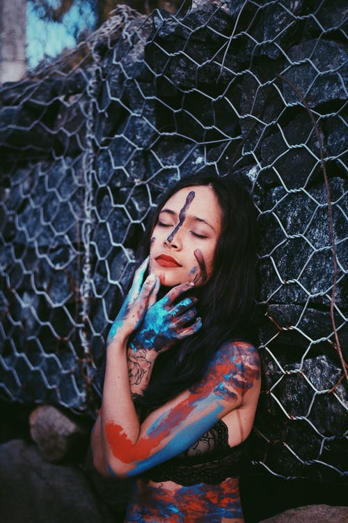 脸和人体彩绘的女人 · 免费素材图片