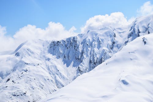 多云的天空下的雪山 · 免费素材图片