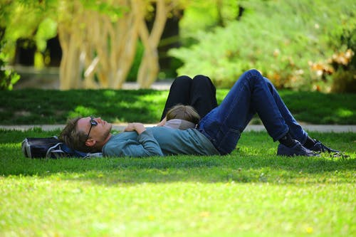白天穿蓝色长袖衬衫躺在地上的人 · 免费素材图片