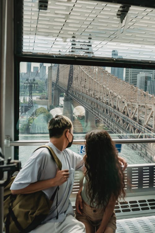 夫妇在河下乘坐缆车 · 免费素材图片