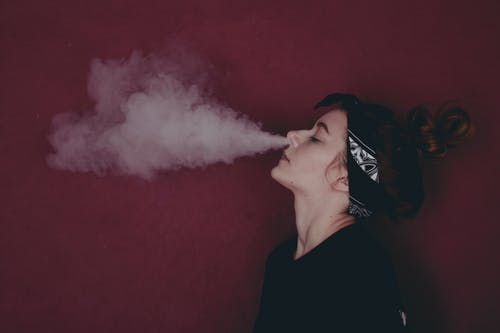 黑衬衫吸烟的女人 · 免费素材图片