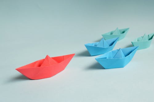 固体表面上的纸船 · 免费素材图片