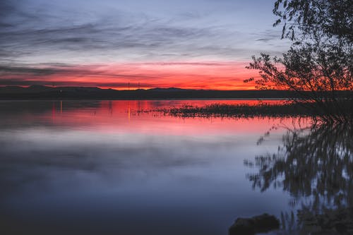 黄金时段湖的剪影摄影 · 免费素材图片