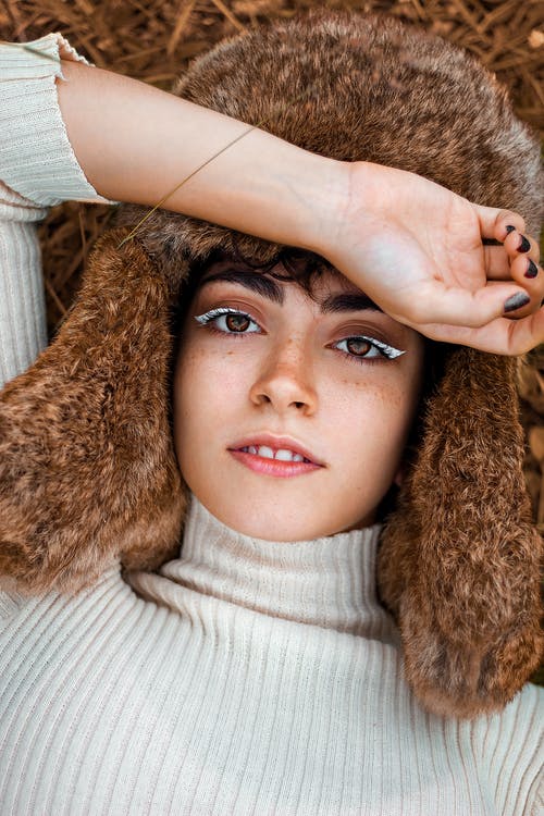 女人穿着白色毛衣的照片 · 免费素材图片