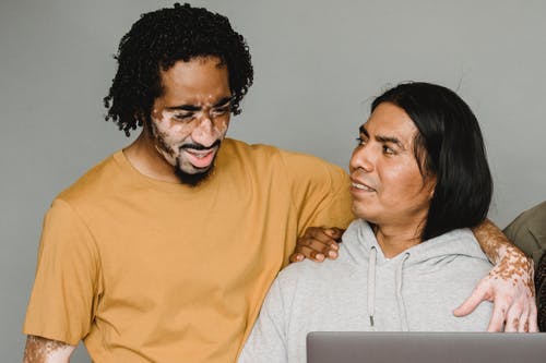 在笔记本电脑上工作的多民族同事 · 免费素材图片