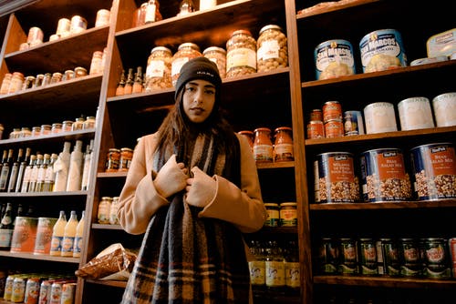 站在木架子前的女人 · 免费素材图片