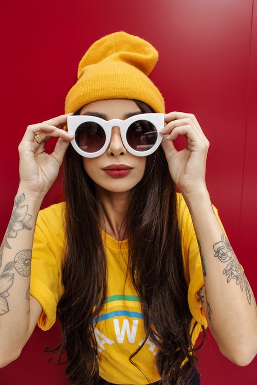 黄色针织帽和白色镜框太阳镜的女人 · 免费素材图片