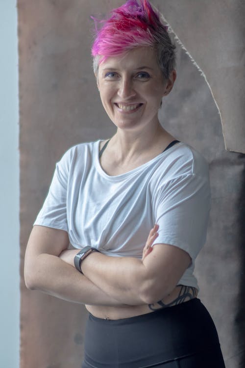 有关双臂交叉, 垂直拍摄, 微笑的免费素材图片