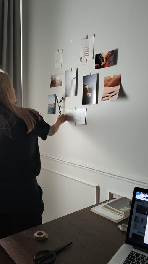 黑色衬衫站在白墙附近的女人 · 免费素材图片