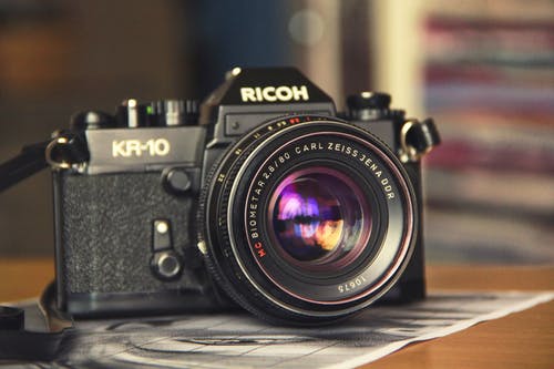黑色理光kir 10相机的选择性聚焦摄影 · 免费素材图片