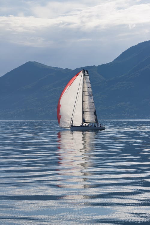 白天白天山附近的帆船照片 · 免费素材图片