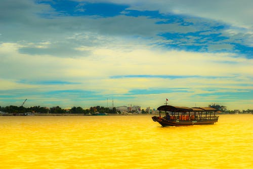 在黄河上划船 · 免费素材图片