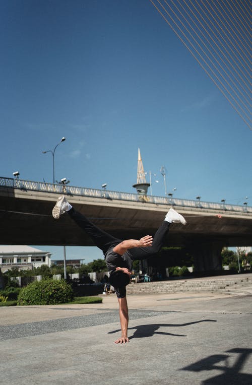 不露面的熟练男舞者表演倒立霹雳舞运动 · 免费素材图片