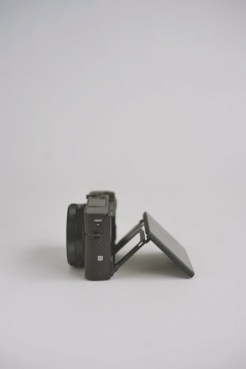白色表面上的黑色相机 · 免费素材图片