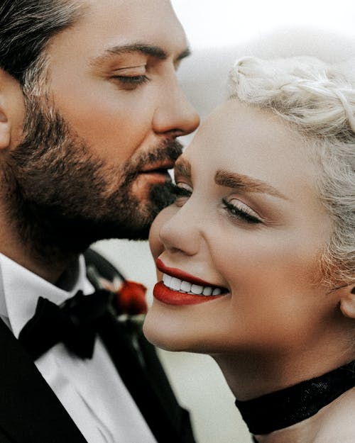 一个男人亲吻一个女人的画像 · 免费素材图片
