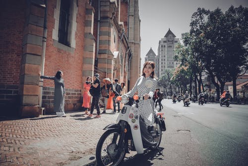 女人骑摩托车 · 免费素材图片
