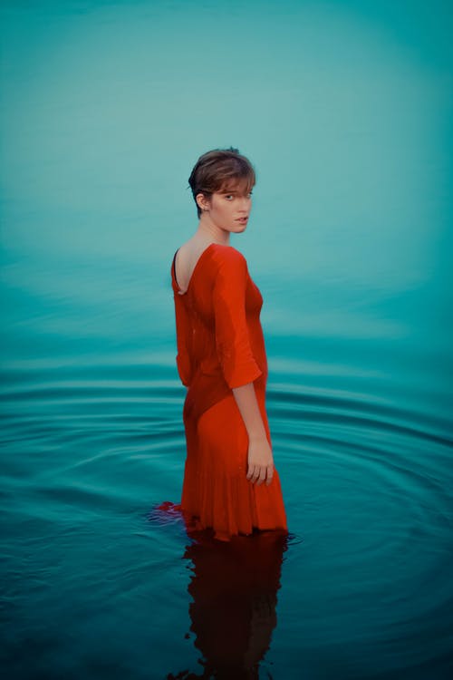 女人穿着红色的裙子 · 免费素材图片