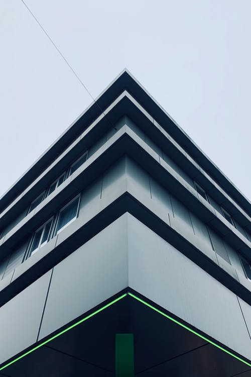 白色和黑色的混凝土建筑 · 免费素材图片