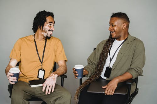 喝咖啡休息期间聊天的内容黑人同事 · 免费素材图片